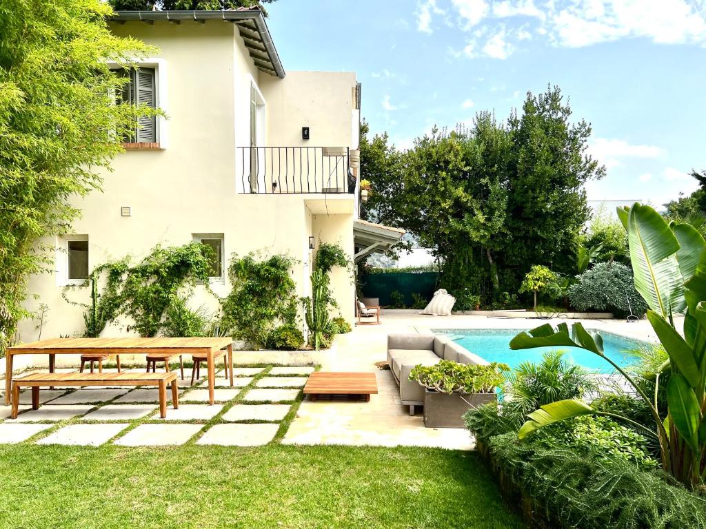 a backyard with a pool and a house at Villa Minimale in Nice