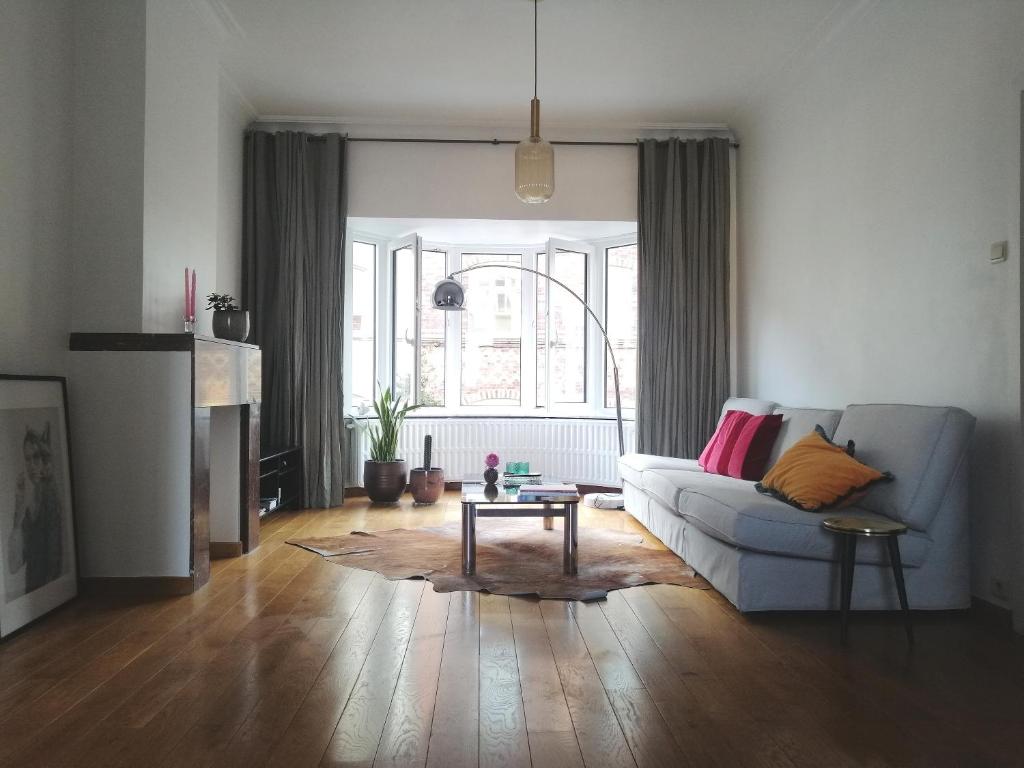 - un salon avec un canapé et une table dans l'établissement Large apartment 800m from the beach 90 Square meters, à Ostende
