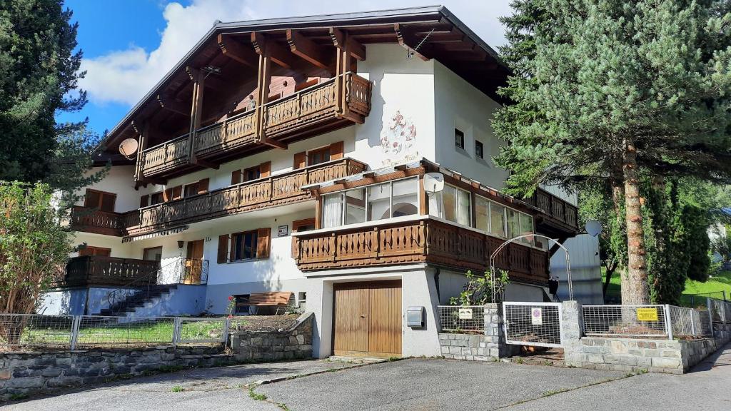 Casa grande con balcón en la parte superior. en Montafon Valley Apartments, en Sankt Gallenkirch