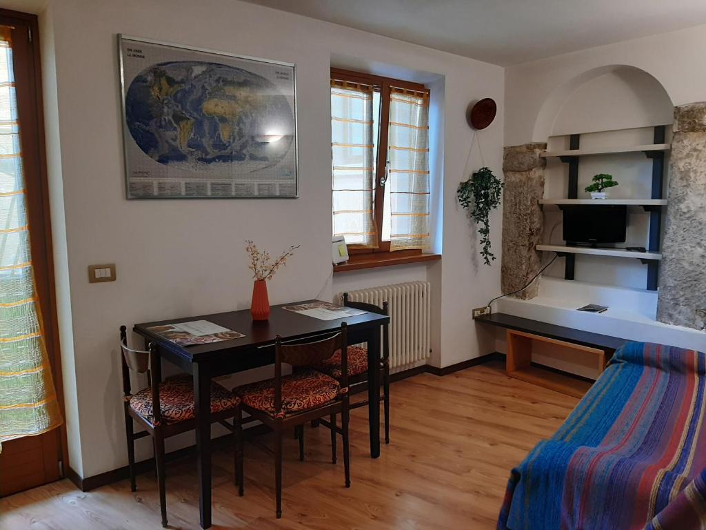 Zimmer mit einem Tisch, Stühlen und einem Schreibtisch in der Unterkunft Appartamenti Top Life in Arco