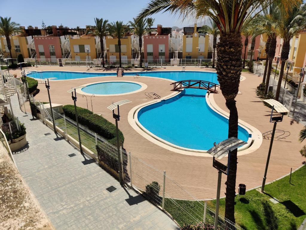- une vue sur la piscine bordée d'un palmier dans l'établissement Casa del Sol - Vera Playa Laguna Beach, à Vera