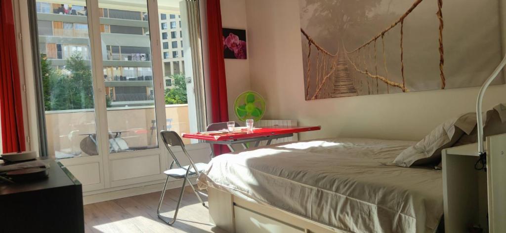 Photo de la galerie de l'établissement Studio sur le métro 12 pour Montmartre, à Paris