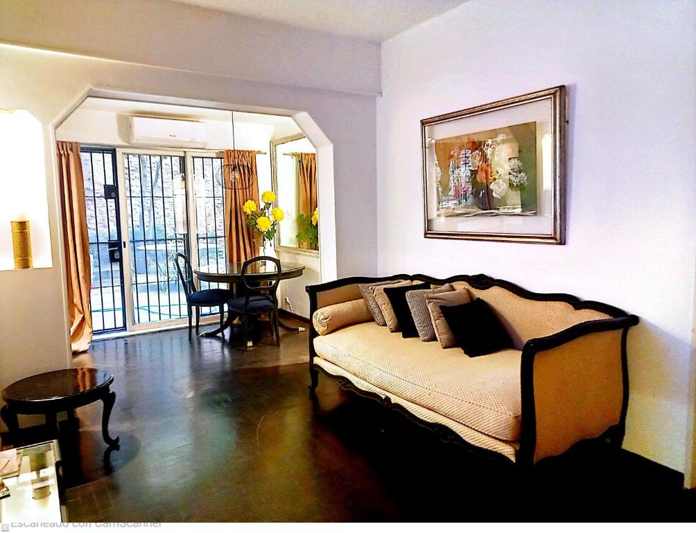 En Recoleta y con jardín في بوينس آيرس: غرفة معيشة مع أريكة وطاولة