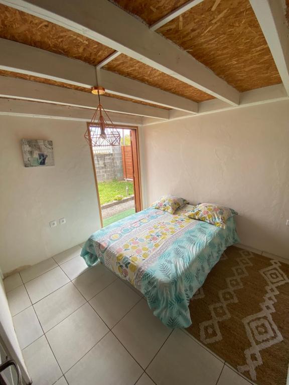 sypialnia z łóżkiem w pokoju z oknem w obiekcie Odelil w mieście Le Guillaume