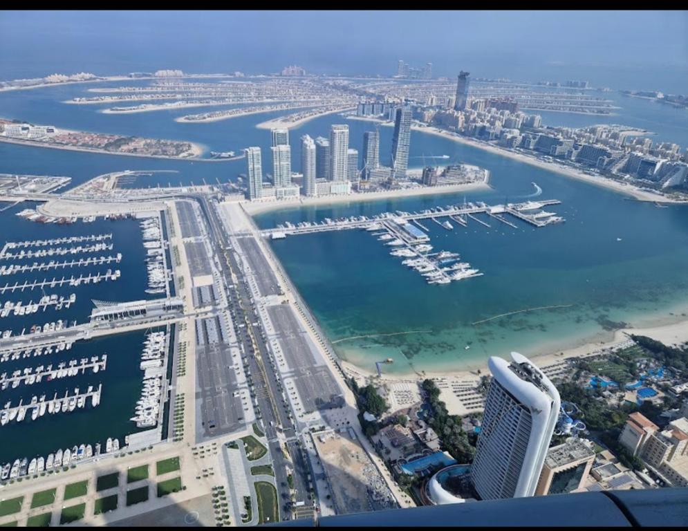 une vue aérienne sur une ville avec un port de plaisance dans l'établissement Spectacular 2 bedroom Marina sea views, à Dubaï