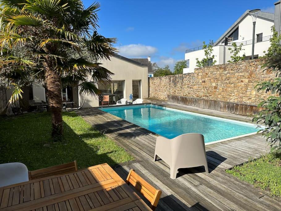 アラドンにあるL’Arabesque, villa de charme avec piscineの建物の隣の庭にあるスイミングプール