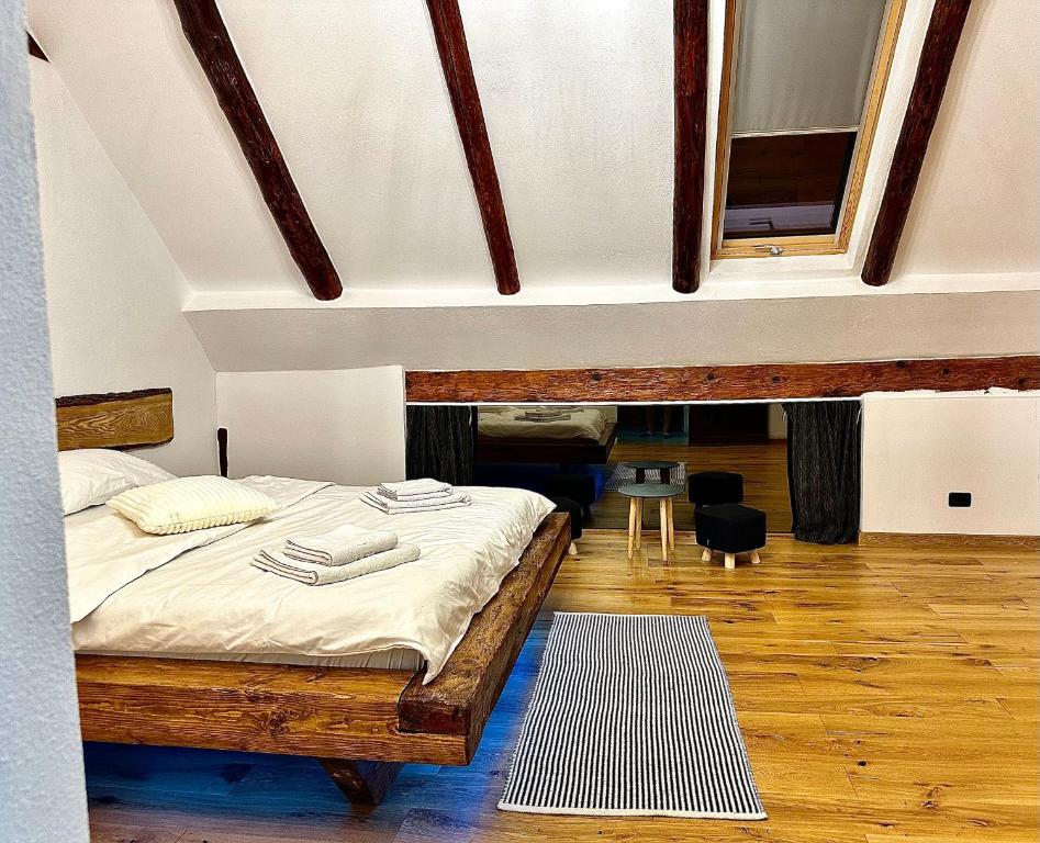 Postel nebo postele na pokoji v ubytování Casa de Lemn Arpasu de jos