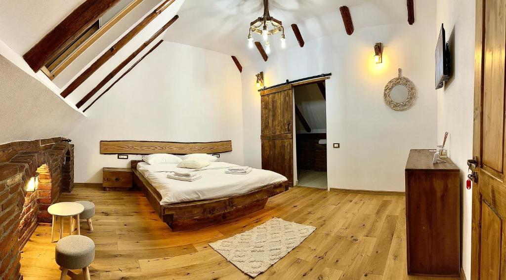 Postel nebo postele na pokoji v ubytování Casa de Lemn Arpasu de jos