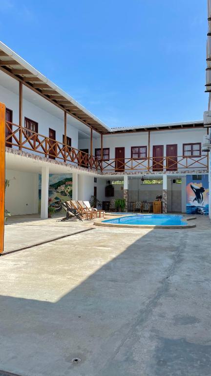 Bazén v ubytování Hostal Laurita Beach nebo v jeho okolí
