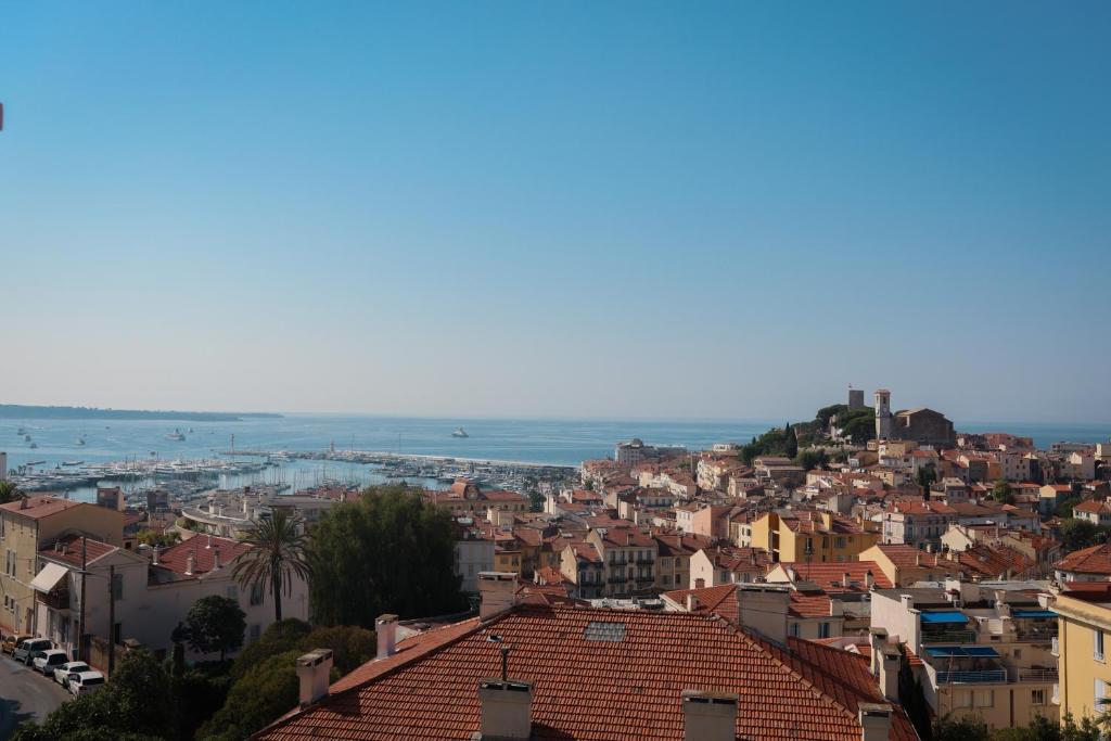 a view of a city with buildings and the ocean at Villa Corbelle - Grand Studio in Cannes