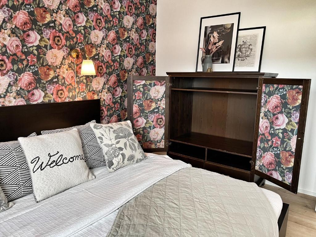 a bedroom with a bed with a floral wallpaper at NUMMER EiNS in Neuötting