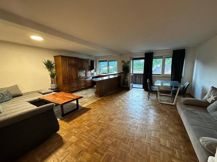 uma sala de estar com um sofá e uma mesa em Geräumige rustikale Tiroler Wohnung 1-8 Personen em Imst