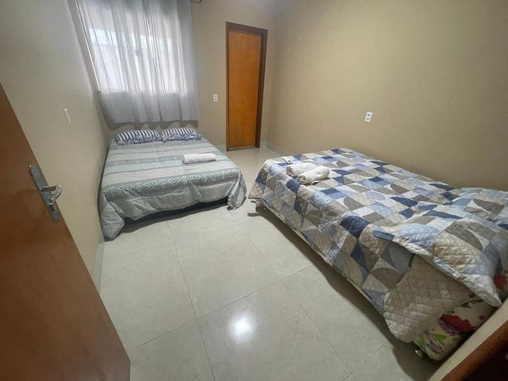 Ένα ή περισσότερα κρεβάτια σε δωμάτιο στο Casa geminada privativa com 2 quartos, cozinha e sala - sob nova direção, veja nota mas reserve o novo