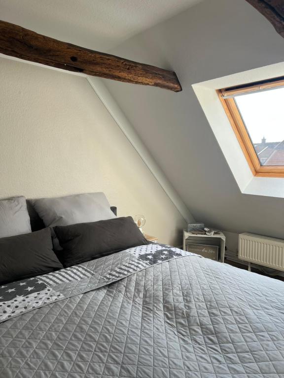 - une chambre avec un lit et une fenêtre dans l'établissement Haus FÜHLDICHWOHL, à Boizenburg/Elbe