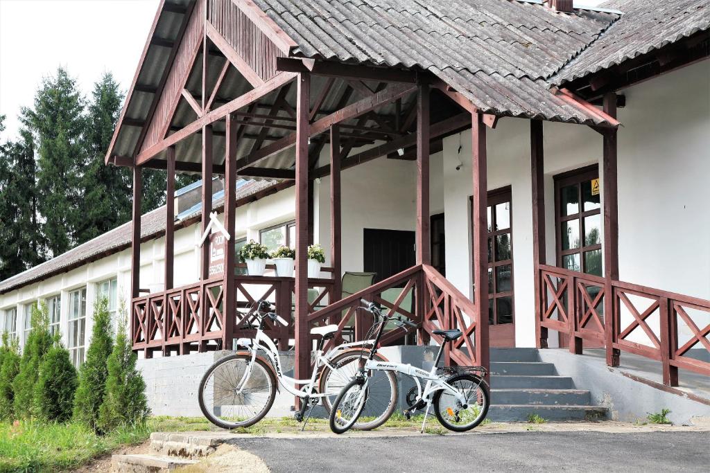 two bikes parked in front of a building at Külalistemaja Tudulinnas in Tudulinna