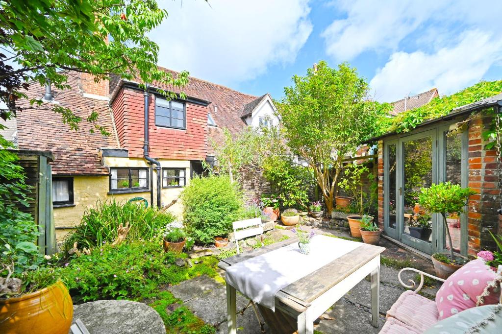 Gallery image of Charming 16th Cent. cottage in heart of Midhurst in Midhurst