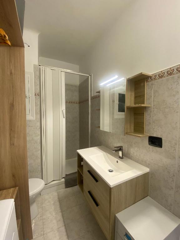 a bathroom with a white sink and a toilet at Chris&#39;Home2 in Roquebrune-Cap-Martin