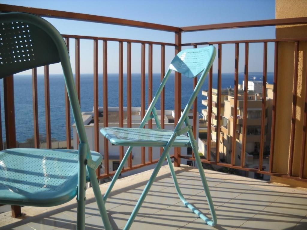 ガリポリにあるRed Houseの海を望むバルコニー(青い椅子付)