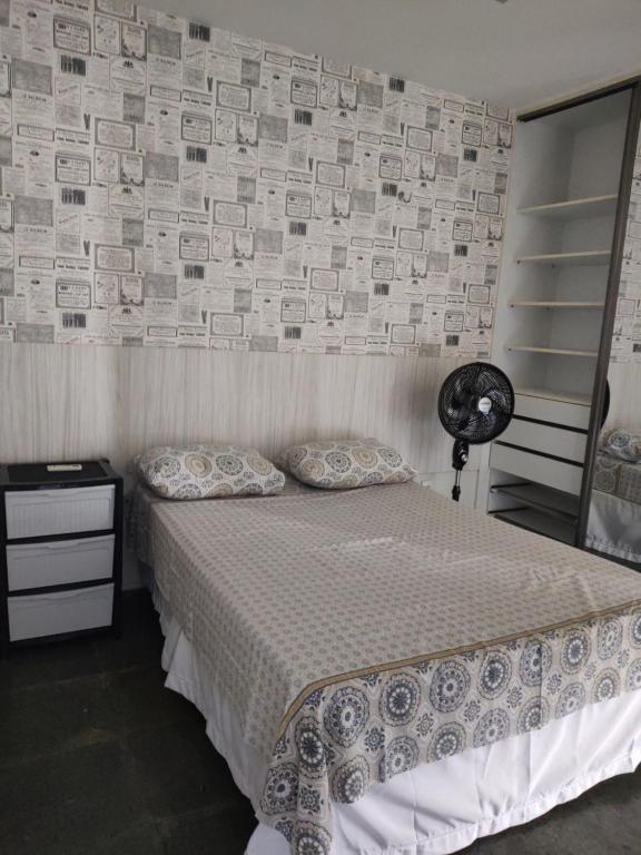1 dormitorio con cama y pared de ladrillo en Via Venetto Flat Fortaleza Bera mar, en Fortaleza