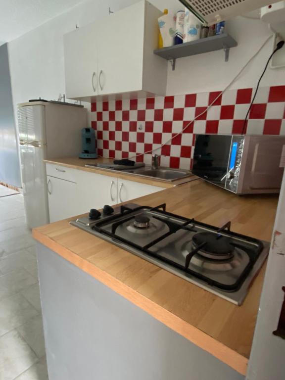 Kuchnia lub aneks kuchenny w obiekcie 213 Ile des pêcheurs, Vue port
