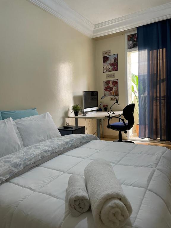 カサブランカにあるPrivate roomのベッドルーム1室(白いベッド1台、タオル付)