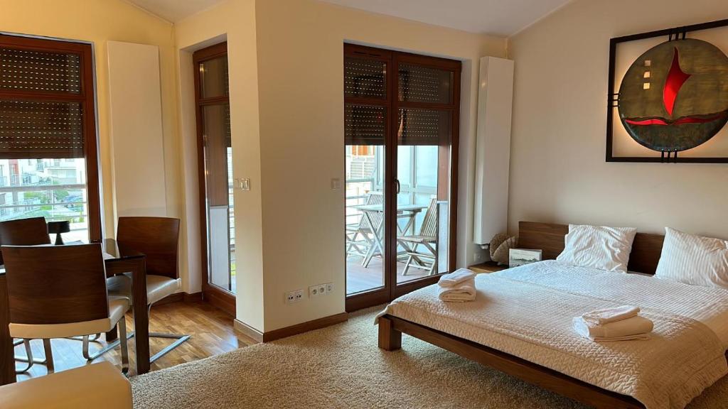 Posteľ alebo postele v izbe v ubytovaní Neptun Park Apartament - 100 m od plaży