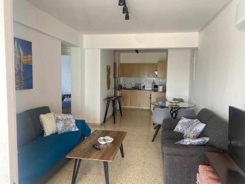 ein Wohnzimmer mit einem Sofa und einem Tisch in der Unterkunft Galtheo in Lachi