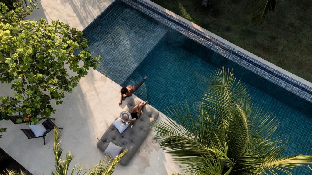 uma vista superior de uma piscina com um homem ao lado dela em Avra Tatajuba em Tatajuba