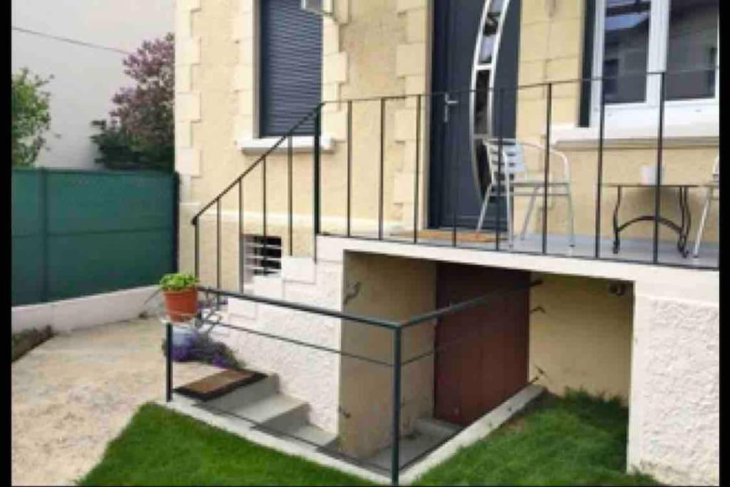 - un balcon avec un escalier et une chaise dans l'établissement Proche PARIS/Casino d’Enghien/stade de France/CDG, à Eaubonne