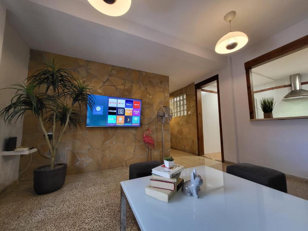 Televízia a/alebo spoločenská miestnosť v ubytovaní Motril centro.
