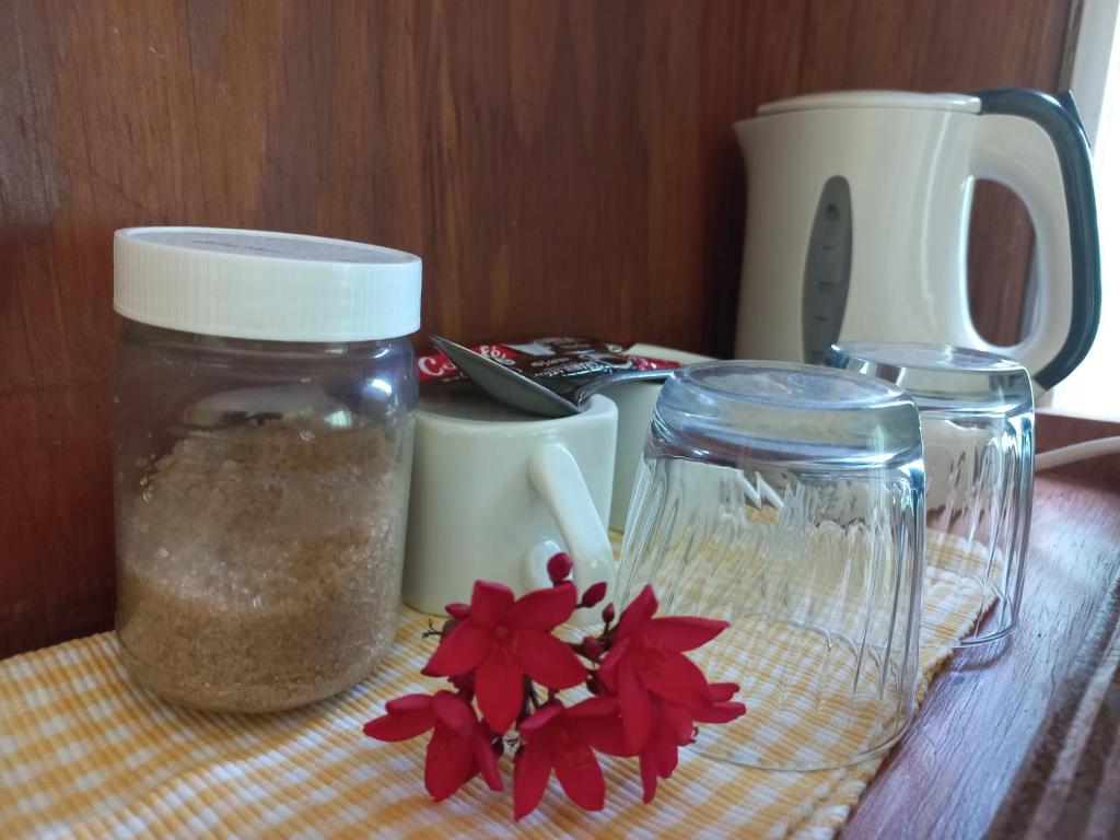 Příslušenství pro přípravu čaje a kávy v ubytování Serenity Lodges Dominica