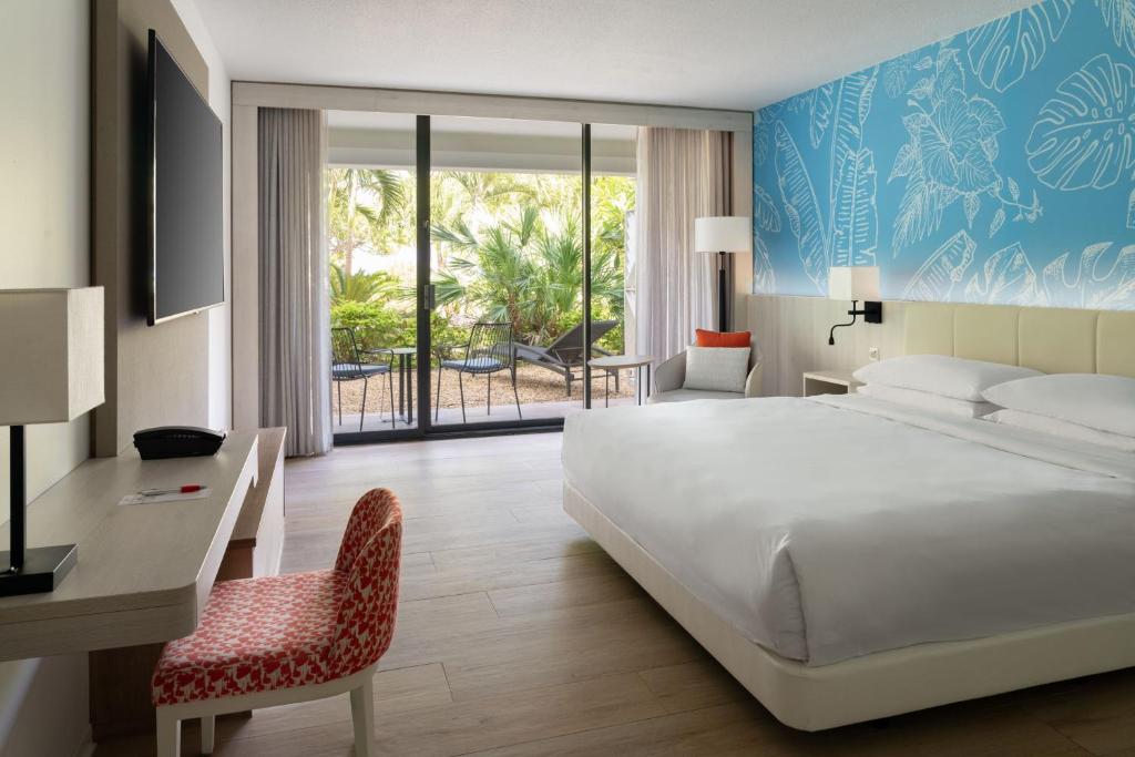 Postel nebo postele na pokoji v ubytování Curaçao Marriott Beach Resort