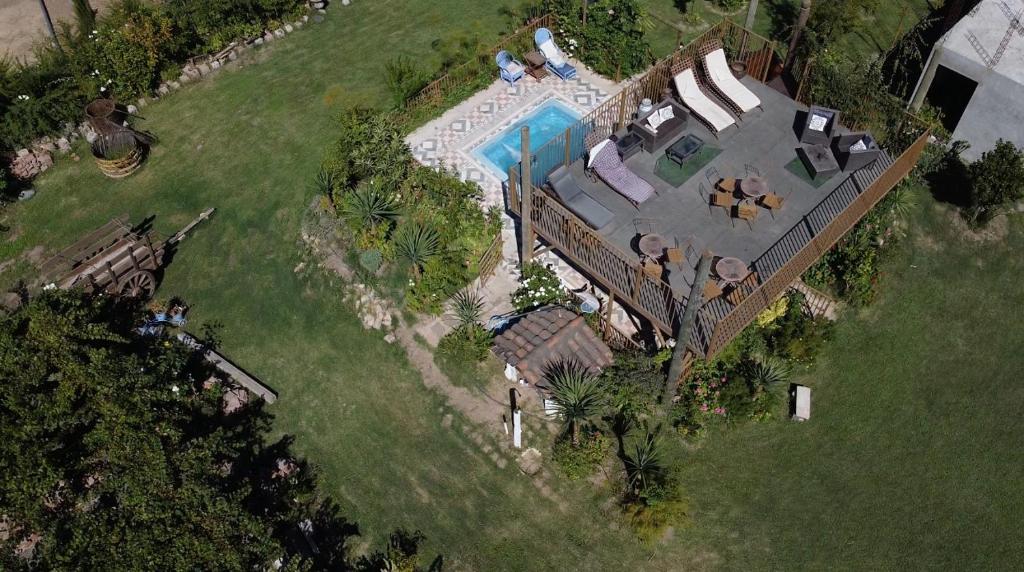 una vista aérea de una casa con piscina en Hotel Vendimia Parador, en Santa Cruz