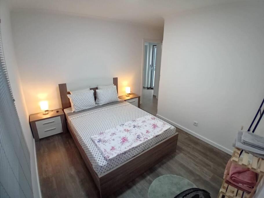 um quarto com uma cama e duas mesas de cabeceira com candeeiros em Apartment in Semeador em Portalegre
