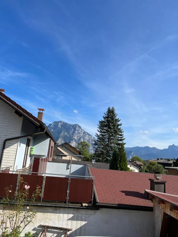 Vista generica sulle montagne o vista sulle montagne dall'interno della casa vacanze