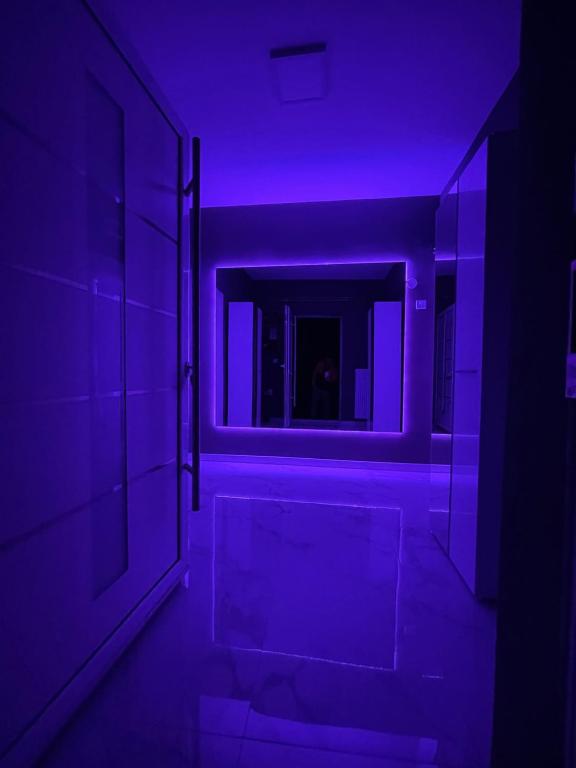 uma casa de banho com luz roxa num quarto em Beta House Apartments em Zaječar