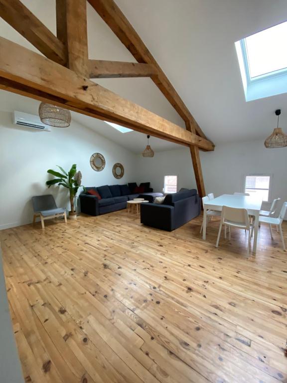 uma sala de estar com uma mesa e um sofá em LE RELAIS DE CRUSSOL em Saint-Péray