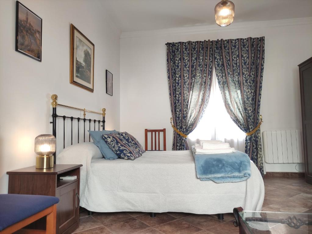 Posteľ alebo postele v izbe v ubytovaní Entretorres. Casa-dúplex en centro histórico.