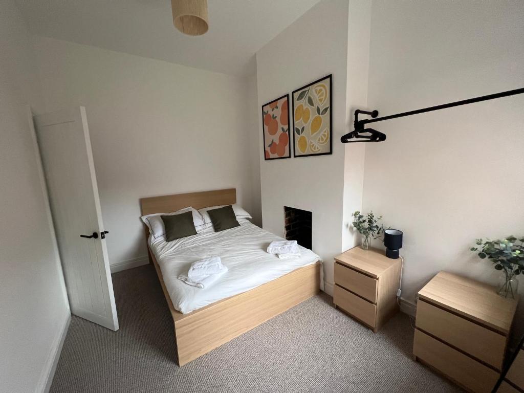 1 dormitorio pequeño con 1 cama y chimenea en Altrincham Terrace - 2 Bedroom House - Free Parking - Sleeps 6 - Near Tram Stop, en Mánchester