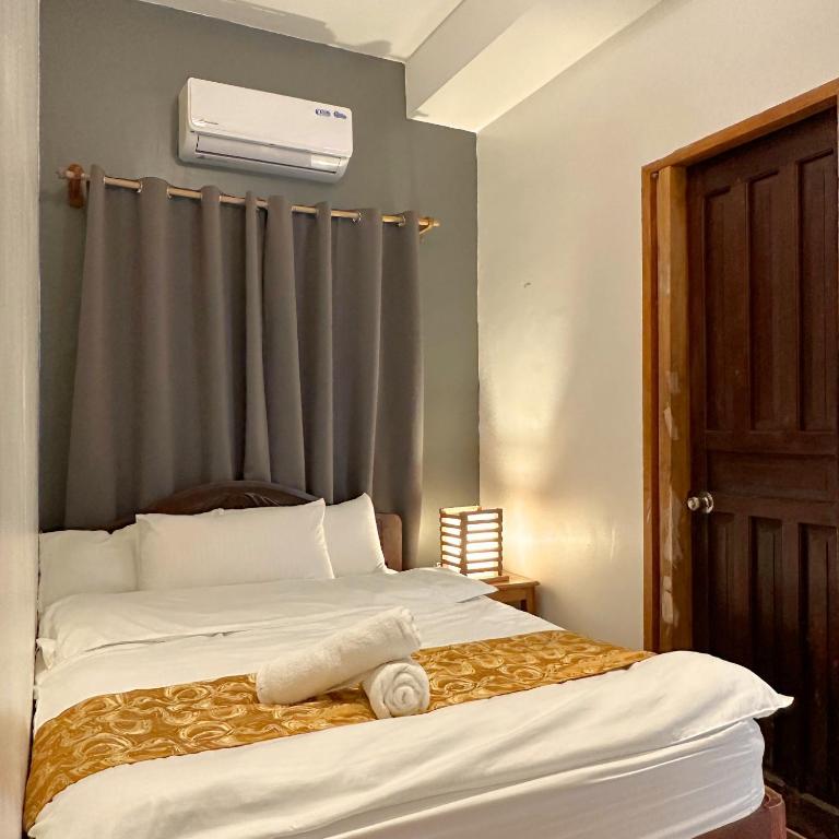 Postel nebo postele na pokoji v ubytování Earl De Princesa Hotel