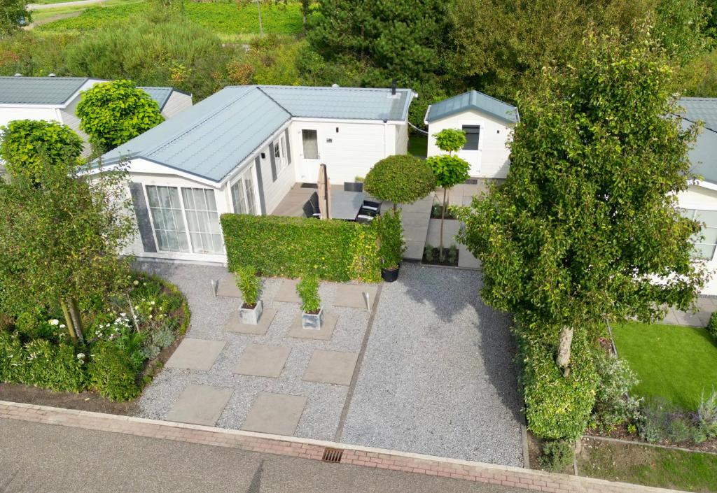 an overhead view of a house with a garden at Chalet Sirun Strandcamping Valkenisse, Biggekerke in Biggekerke