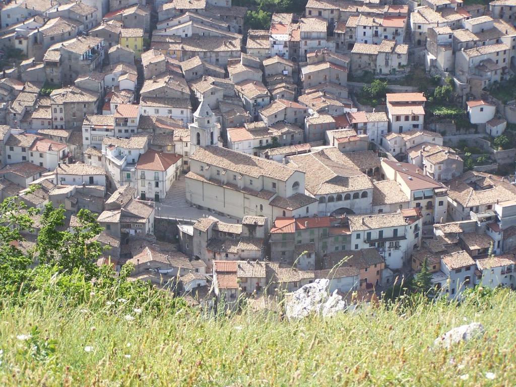 een groep huizen bovenop een heuvel bij B&B Vivilmatese in Roccamandolfi