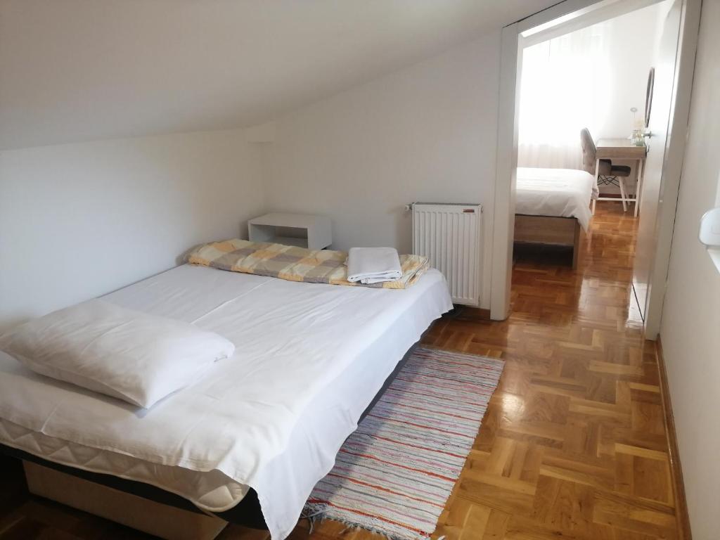 Postel nebo postele na pokoji v ubytování Apartman MIA Centar