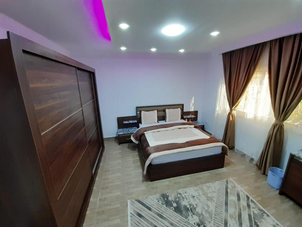 - une chambre avec un lit dans l'établissement Smart hom, au Caire