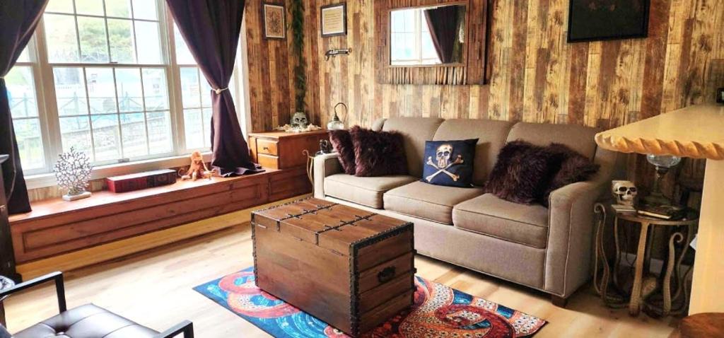 Posezení v ubytování Must See Pirate Suite Ski On Off Jiminy - Mtn View Fully Redone Decor