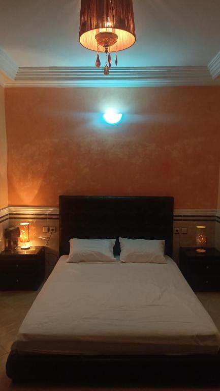 1 dormitorio con 1 cama con luz sobre ella en Chez hafid en Fez