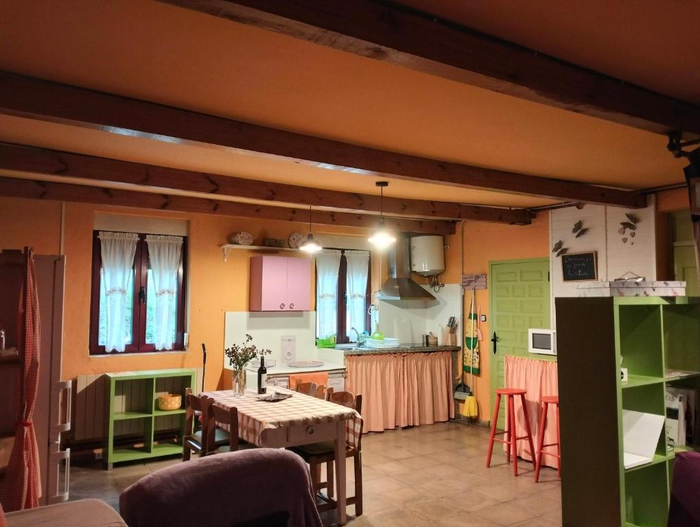 a large room with a table and a kitchen at Casa Manuel y Ana María. 