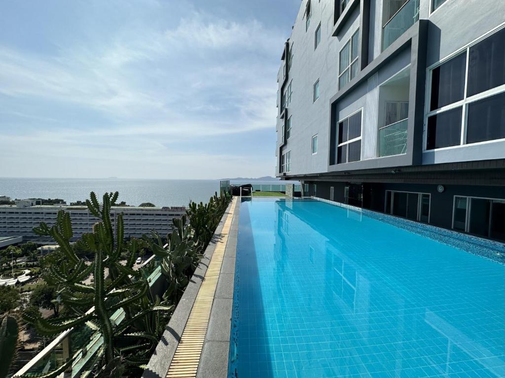 Bazén v ubytování One Tower 1 Bed 16 by ThaiminatorPattaya nebo v jeho okolí