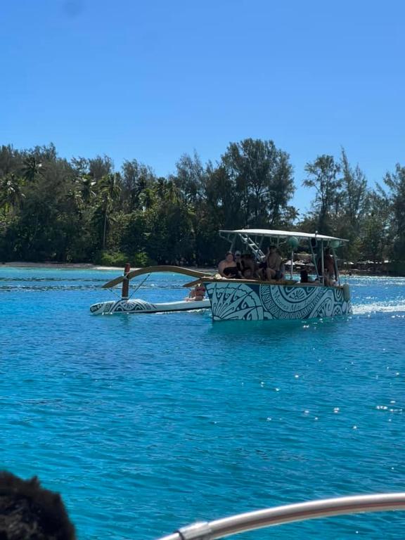 a group of people on a boat in the water at chalet chenal in Hauru
