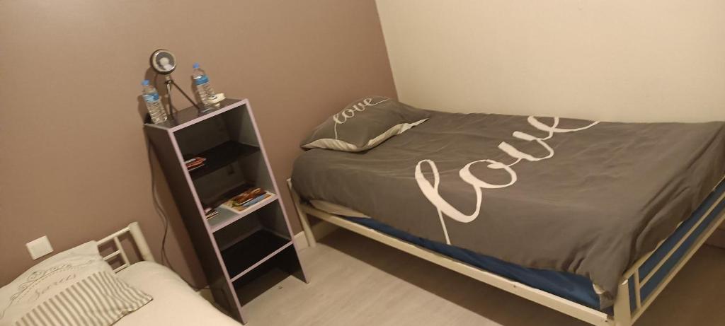 um quarto com uma cama e uma prateleira com garrafas em Chez Audray em Saint-Pardoux-Isaac